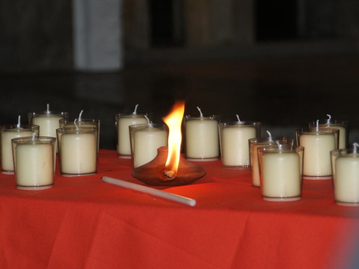 Ein Licht für Frieden und Gerechtigkeit - Entzündet wird es in der St. Thomas Chapel in Augsburg-Kriegshaber (Foto: Sabine Oechsle/BDKJ). 