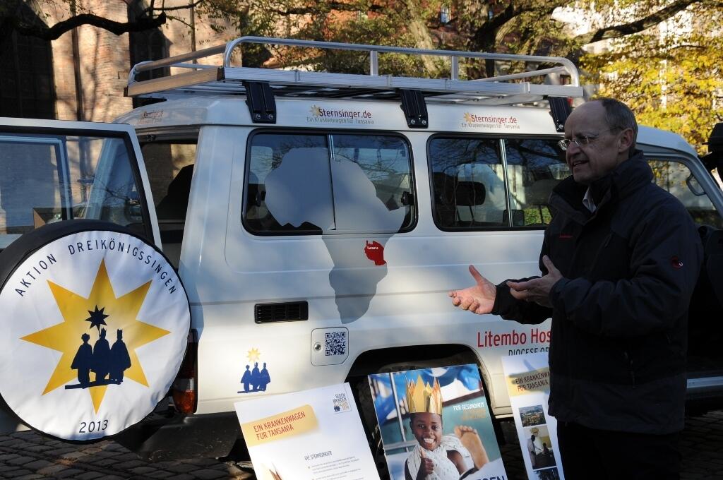 Peter Förg vom Kindermissionswerk "Die Sternsinger" erklärte vor dem Krankenjeep, welchen Zwecken die Spendeneinnahmen der Sternsingen zugute kommen.