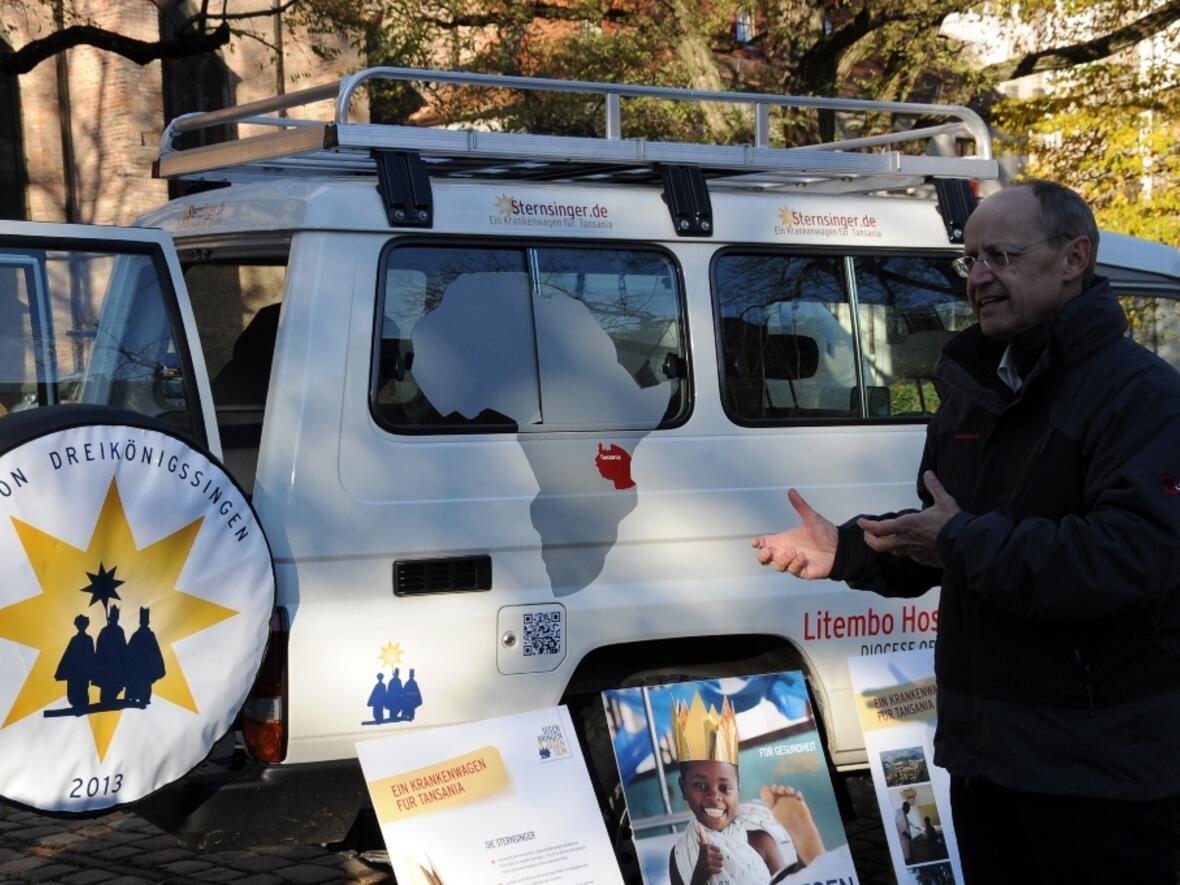 Peter Förg vom Kindermissionswerk "Die Sternsinger" erklärte vor dem Krankenjeep, welchen Zwecken die Spendeneinnahmen der Sternsingen zugute kommen.