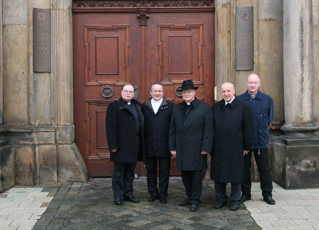 Vor dem Portal der bischöflichen Residenz von Königgrätz: Prälat Bertram Meier, Bischof Jan Vokal, Bischof Konrad Zdarsa, Generalvikar Josef Socha und Pastoralamtsleiter Karel Moravec (von links). 
