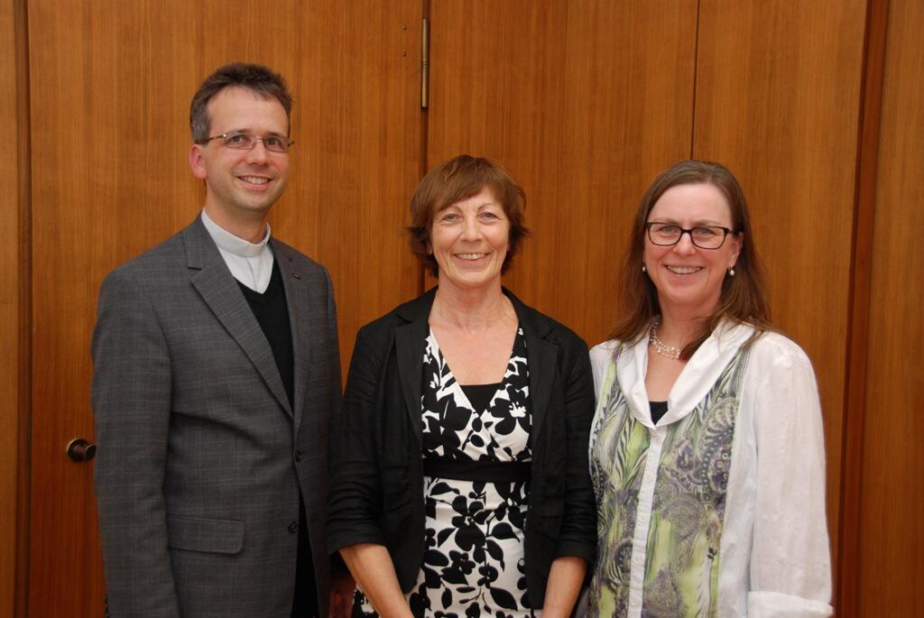 Domvikar Armin Zürn verabschiedete Gertrud Reiter (Mitte) nach langjährigem Dienst bei der KJF. Ihre Nachfolgerin ist Claudia Reithmeier (rechts). Foto: KJF / Karg