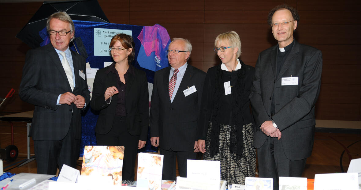 Peter Bergmair, erster Bürgermeister der Stadt Friedberg, Birgit Mock, Vizepräsidentin des KDFB Bundesverbandes, Matthias Stegmair, stellvertretender Landrat des Landkreises Aichach-Friedberg, Sabine Slawik, Diözesanvorsitzende des KDFB Augsburg und Domkapitular Msgr. Dr. Wolfgang Hacker beim Frauentag des KDFB in der Diözese Augsburg (von links).