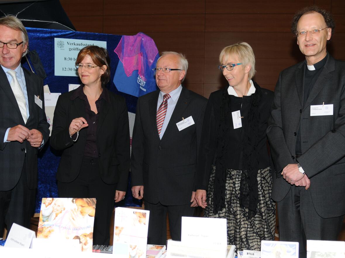 Peter Bergmair, erster Bürgermeister der Stadt Friedberg, Birgit Mock, Vizepräsidentin des KDFB Bundesverbandes, Matthias Stegmair, stellvertretender Landrat des Landkreises Aichach-Friedberg, Sabine Slawik, Diözesanvorsitzende des KDFB Augsburg und Domkapitular Msgr. Dr. Wolfgang Hacker beim Frauentag des KDFB in der Diözese Augsburg (von links).