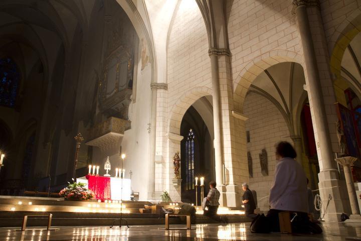 Im Kerzenschein zur Ruhe finden: Junge Christen laden zum "Nightfever" in den Dom ein