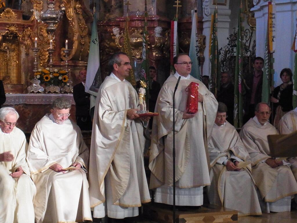 Mit einem Geschenk bedankte sich Prälat Dr. Bertram Meier bei Pfarrer Rainer Remmele für seine langjährigen Dienste als Landvolkseelsorger