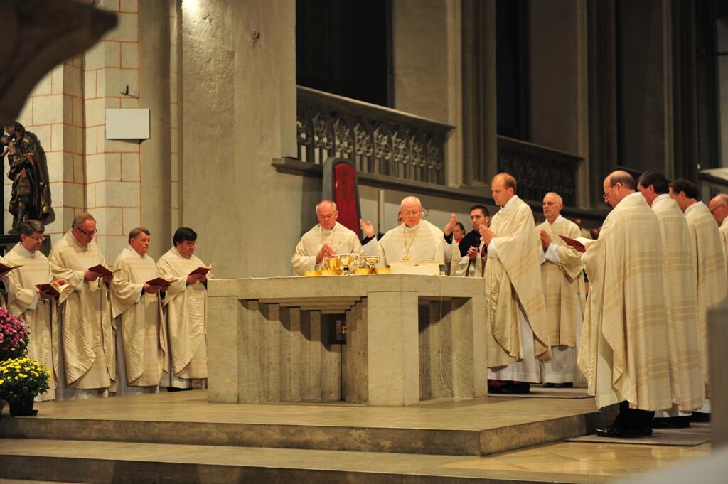 jahr-des-glaubens-feierlicher-eroeffnungsgottesdienst-mit-bischof-konrad-zdarsa818297