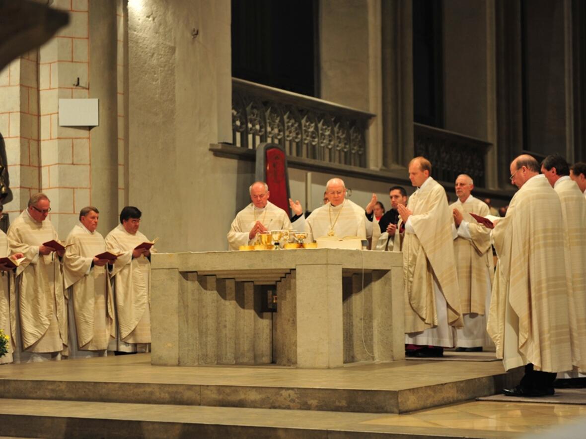 jahr-des-glaubens-feierlicher-eroeffnungsgottesdienst-mit-bischof-konrad-zdarsa818297