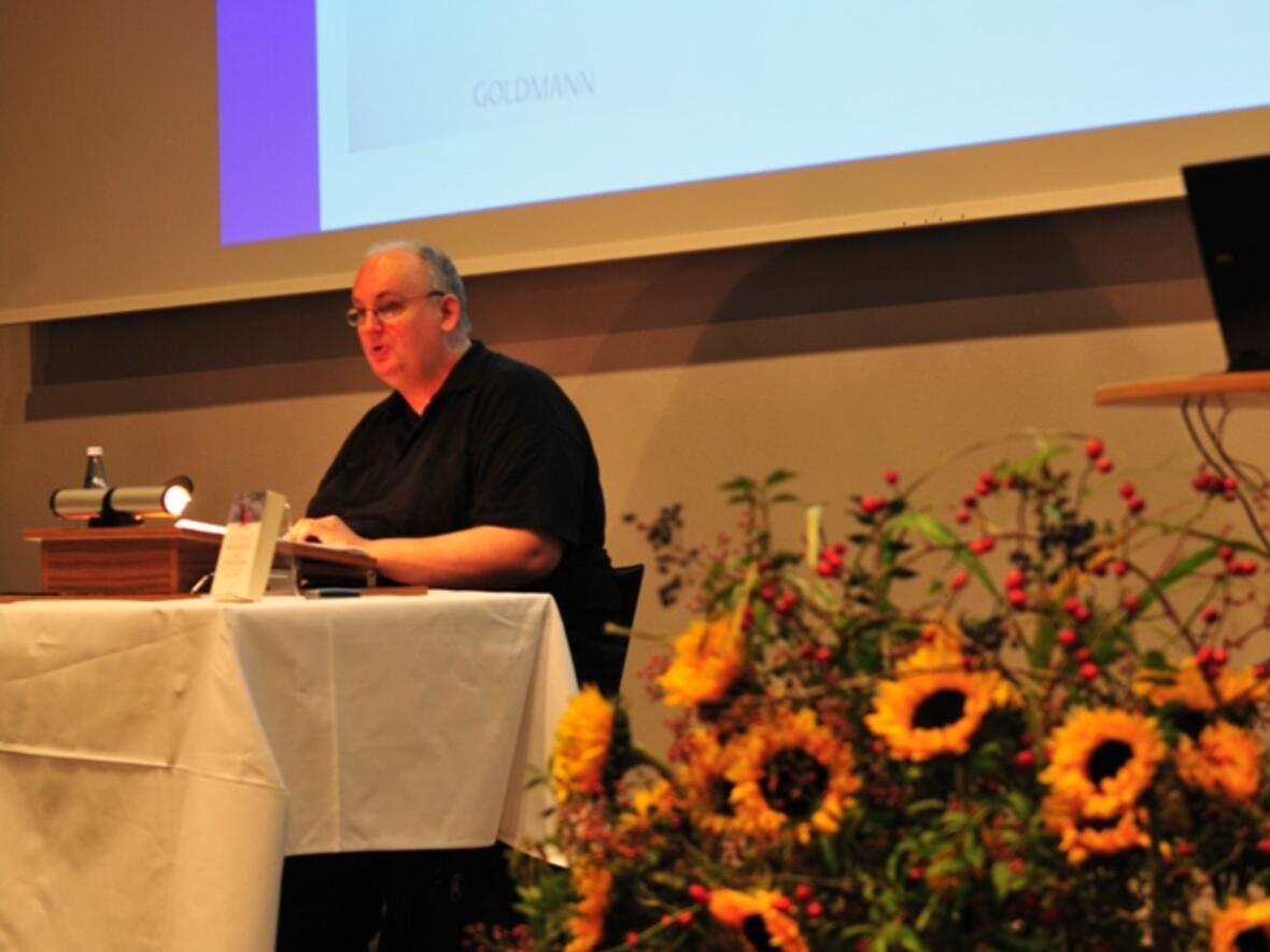 Autor Axel Brauns bei seiner Lesung im Haus St. Ulrich