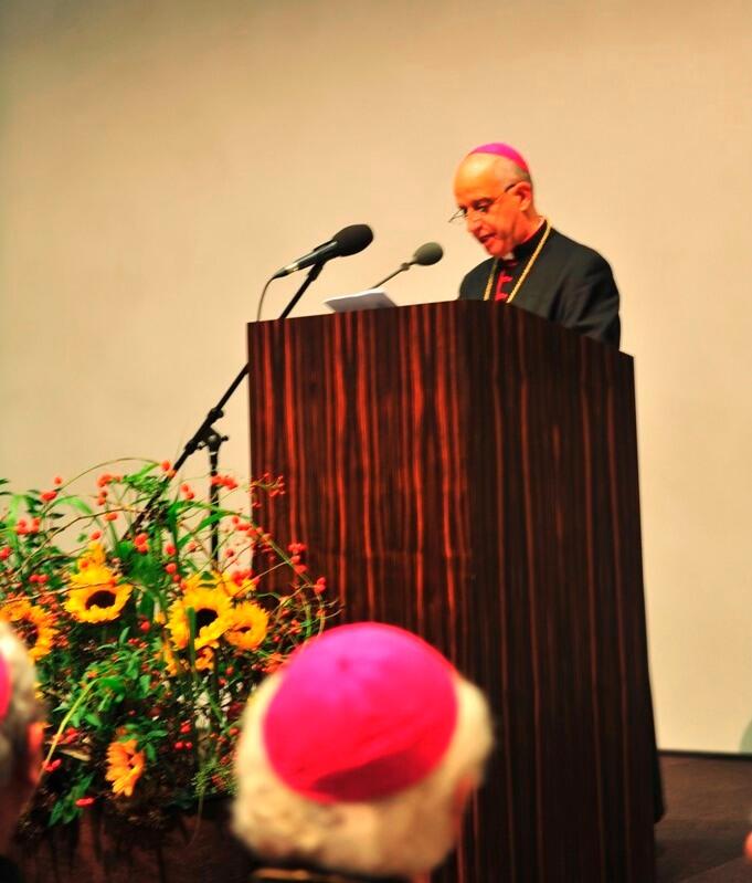 Erzbischof Prof. Dr. Rino Fisichella bei seinem Vortrag zum Thema Neuevangelisierung im Haus St. Ulrich