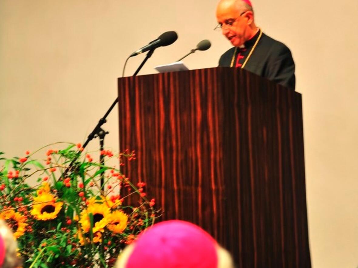 Erzbischof Prof. Dr. Rino Fisichella bei seinem Vortrag zum Thema Neuevangelisierung im Haus St. Ulrich