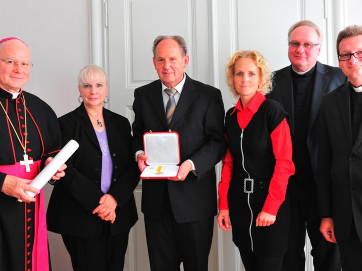 Josef Fink erhielt das päpstliche Ehrenkreuz aus den Händen von Bischof Konrad Zdarsa.