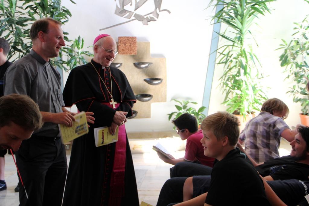 Bischof Konrad zu Besuch in Seifriedsberg: Die Jugendlichen brachten ihre Fragen und Anliegen vor  