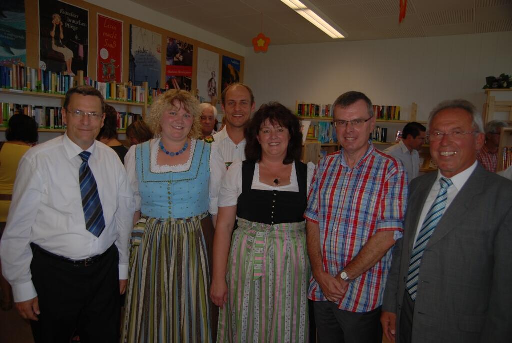 Sie alle freuen sich über die Eröffnung der neuen Bücherei: Pfarrer Joachim Schnitzer, Kathrin Zillenbiehler, Thomas Zillenbiehler, Ulla Birk, Diözesanbibliothekar Peter Hart, Bürgermeister Heimo Schmid (v.l.)
