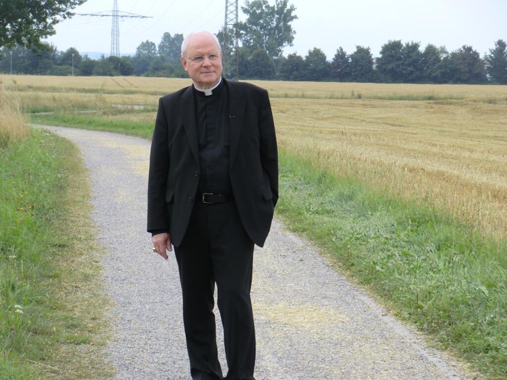 Bischof Konrad Zdarsa vor Drehbeginn mit dem Fernsehteam des Bayerischen Rundfunks