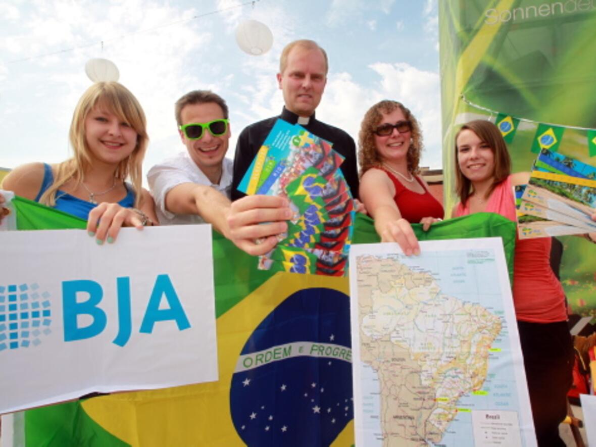 Auf nach Brasilien! Katharina Seiler, Simon Lipp, Weihbischof Florian Wörner, Andrea Sontheimer und Verena Gschoßmann präsentierten heute die Reise des Bischöflichen Jugendamtes zum Weltjugendtag 2013 in Rio de Janeiro