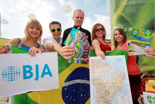 Auf nach Brasilien! Katharina Seiler, Simon Lipp, Weihbischof Florian Wörner, Andrea Sontheimer und Verena Gschoßmann präsentierten heute die Reise des Bischöflichen Jugendamtes zum Weltjugendtag 2013 in Rio de Janeiro