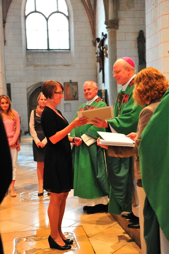 Aus der Hand von Bischof Dr. Konrad Zdarsa erhielten 141 junge Lehrer die Missio Canonica