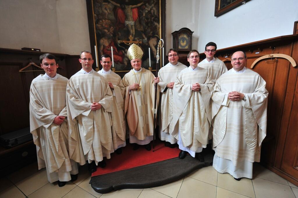 Die sieben Weihekandidaten, die am 24.6. zum Priester geweiht wurden. Ihre Kollekte spenden sie an ein Augsburger Hospiz.