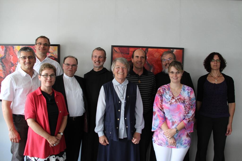 Zum Gruppenfoto stellten sich die Heimat-Urlauber-Missionare während des Treffens in der Ulrichswoche zusammen mit Domdekan Prälat Dr. Bertram Meier (4. von links). Von links: Anton Stegmair, Gregor Uhl, Andrea Decke, Pater Thomas Leitner, Sr. Justina Schilling, Pfarrer Hubert Mößmer, Pater Gerhard Lagleder, Katharina Heidelberger und Inge Pecher.