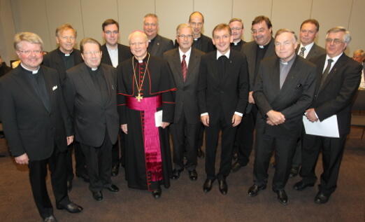 Zu einem Gruppenbild versammelten sich alle Geehrten zum Ende der Feierstunde gemeinsam mit Bischof Dr. Konrad Zdarsa