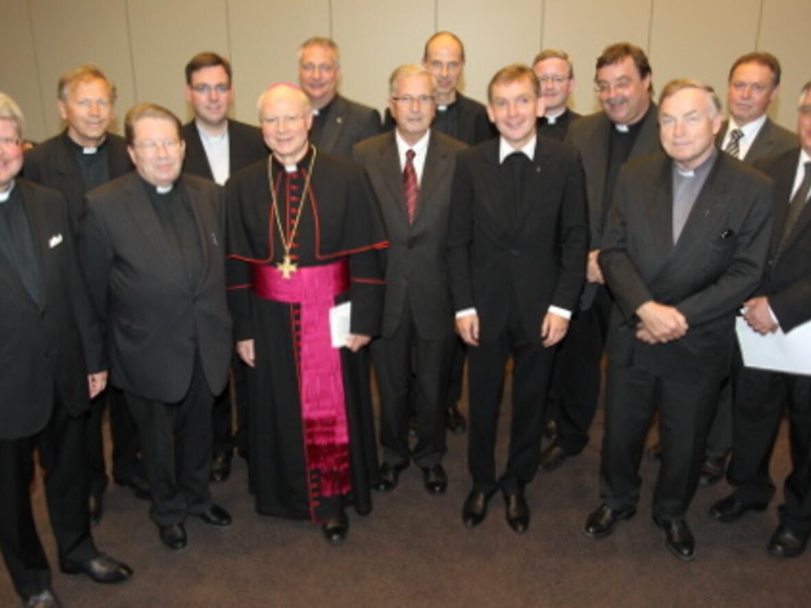 Zu einem Gruppenbild versammelten sich alle Geehrten zum Ende der Feierstunde gemeinsam mit Bischof Dr. Konrad Zdarsa