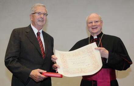 paepstliches-ehrenkreuz-pro-ecclesia-et-pontifice-fuer-ewald-schmid759381