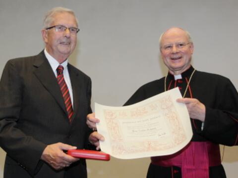 paepstliches-ehrenkreuz-pro-ecclesia-et-pontifice-fuer-ewald-schmid759381