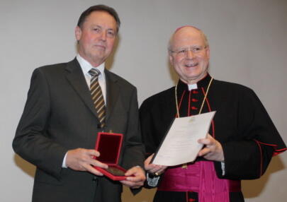 Der Leiter und Chefarzt der Hauptabteilung Frauenklinik im Josefinum, Dr. Helmut Streng, ist heute mit der Ulrichsmedaille der Diözese Augsburg ausgezeichnet worden.