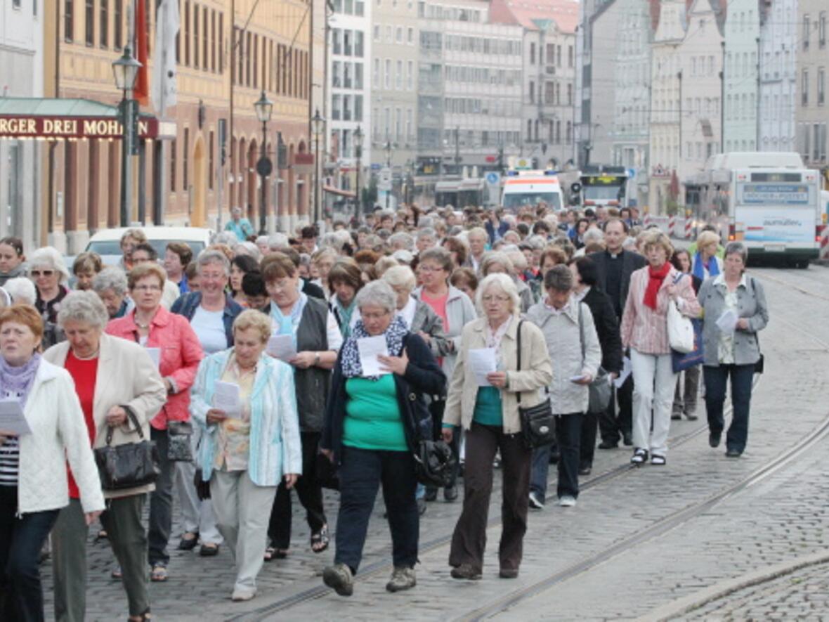 hunderte-frauen-pilgern-am-ulrichstag-zum-schrein-des-hl-ulrich758862