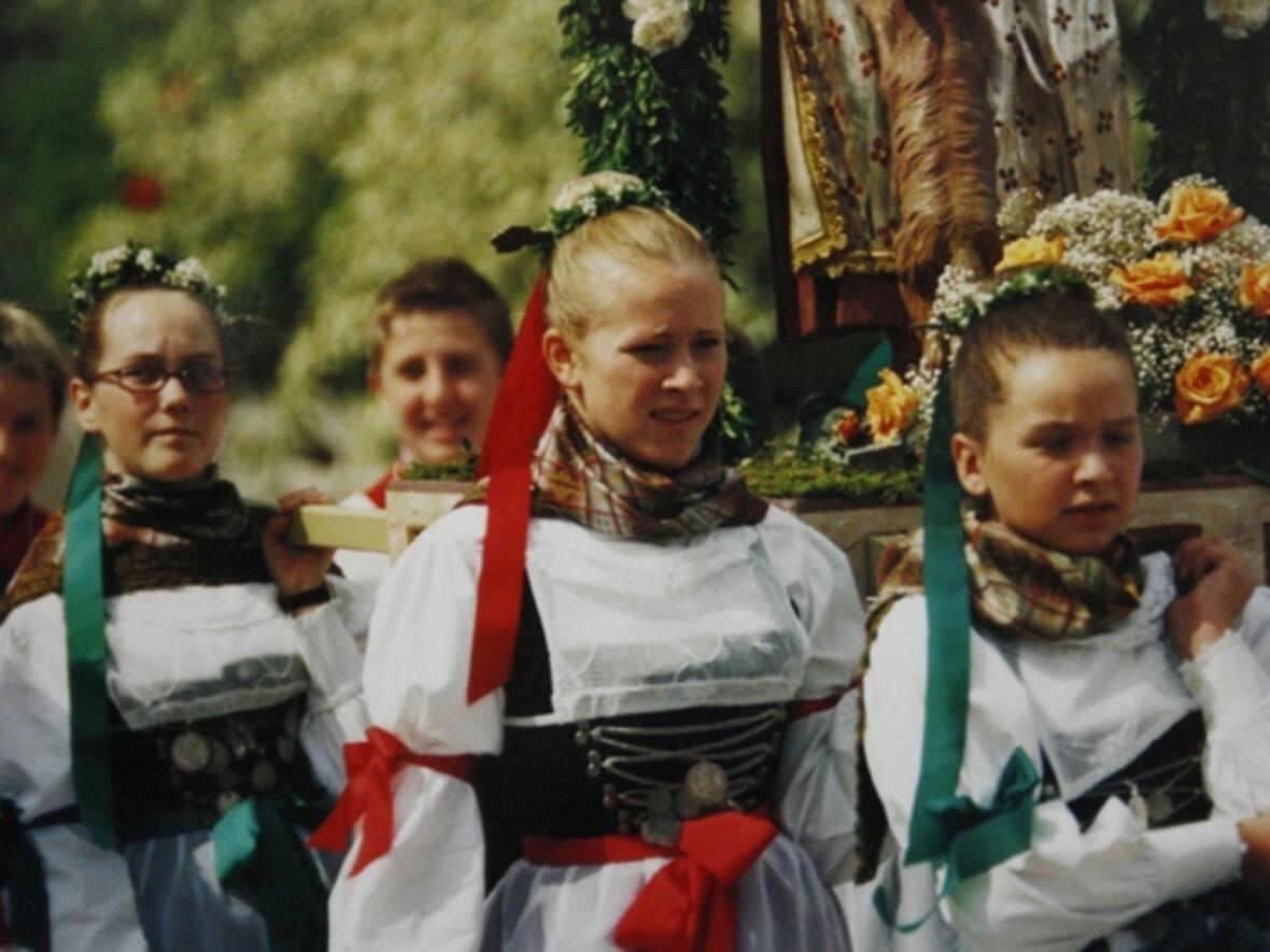Radegundismädchen bei der Prozession mit der Statue der Heiligen