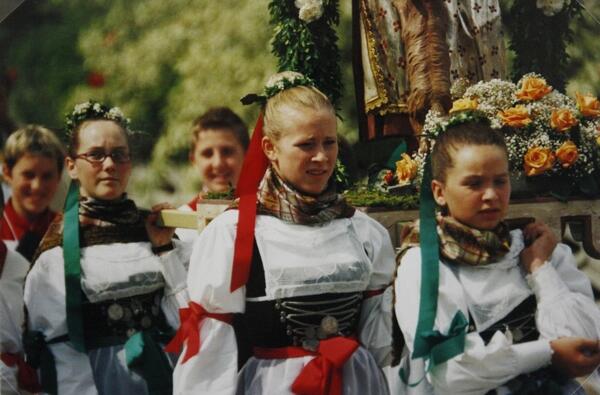 Radegundismädchen bei der Prozession mit der Statue der Heiligen