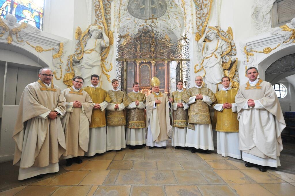 bischof-konrad-zdarsa-weiht-sechs-maenner-zu-diakonen724162