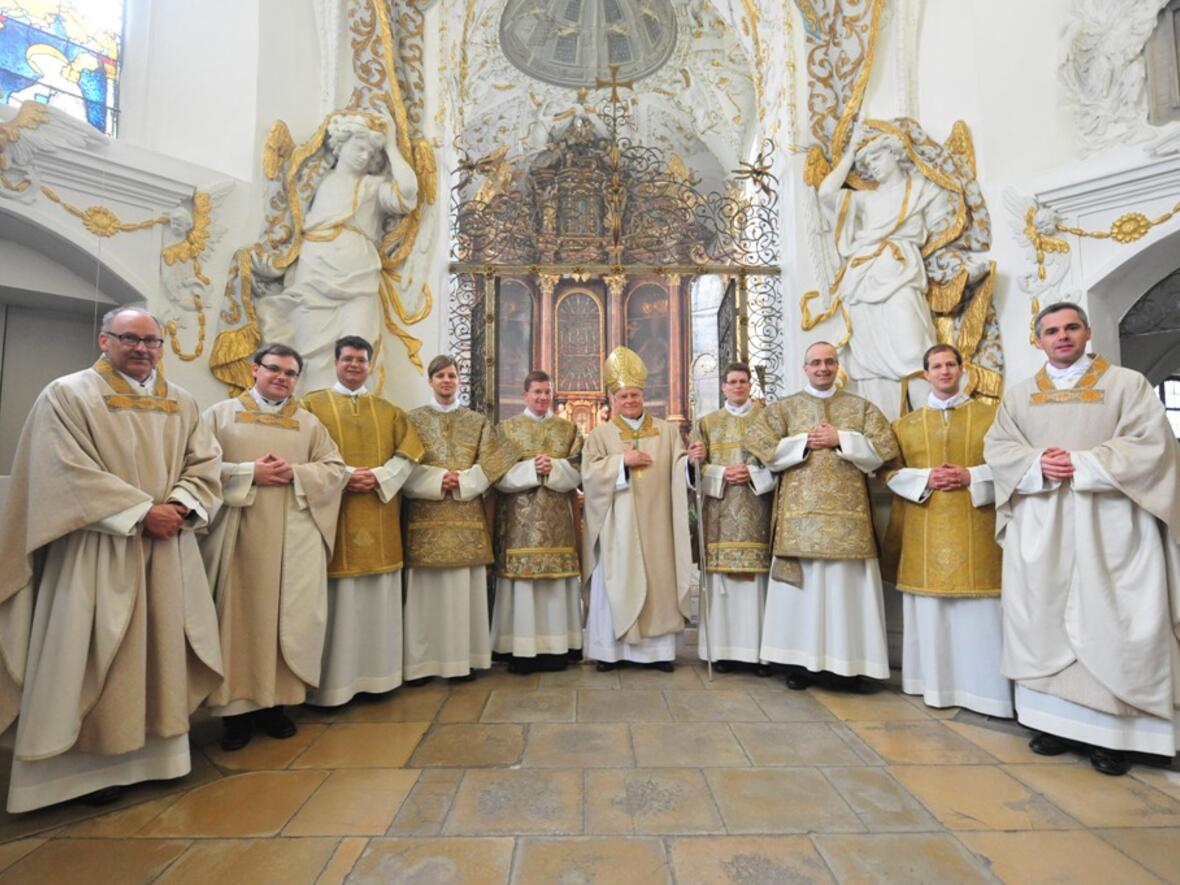 bischof-konrad-zdarsa-weiht-sechs-maenner-zu-diakonen724162