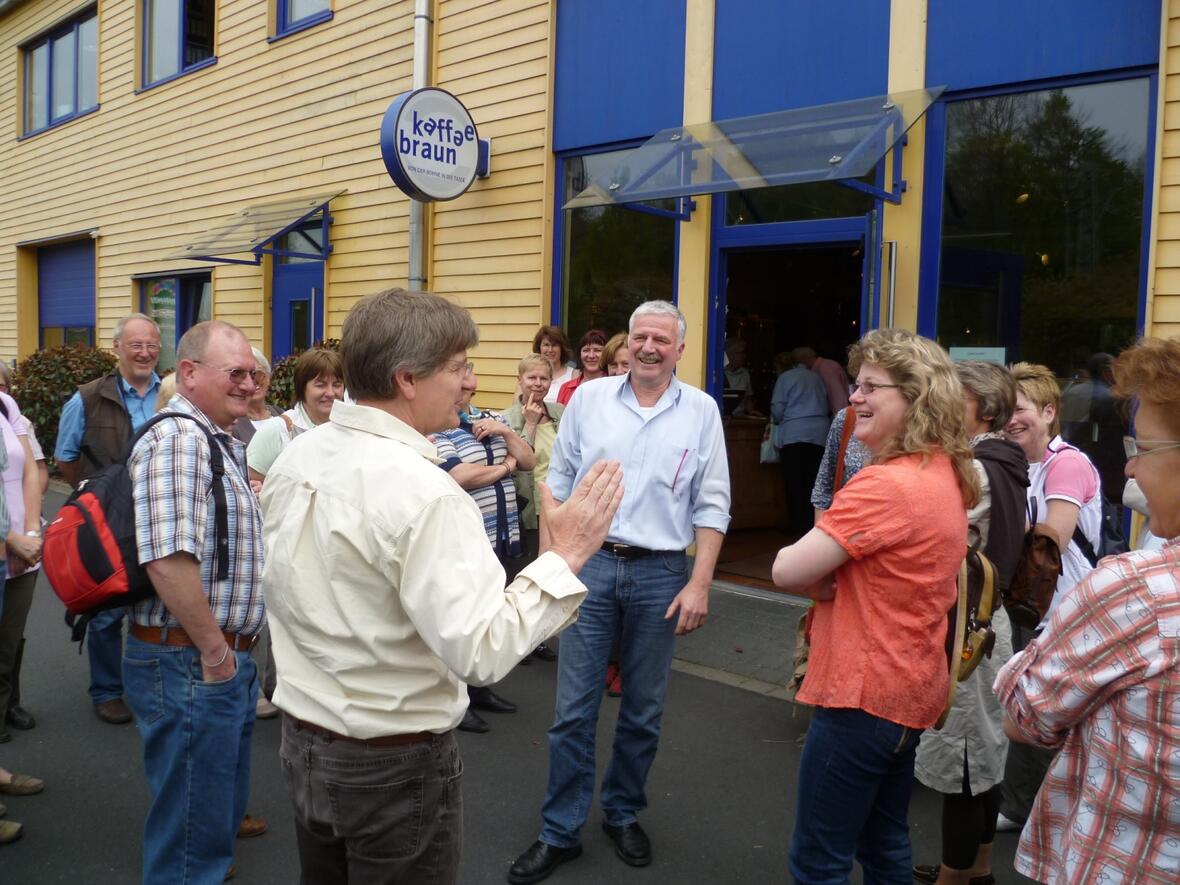 Rainer Braun führte die Besucher aus Weilheim durch seinen Röstbetrieb. Foto: Abteilung Mission-Entwicklung-Frieden I Anton Stegmair