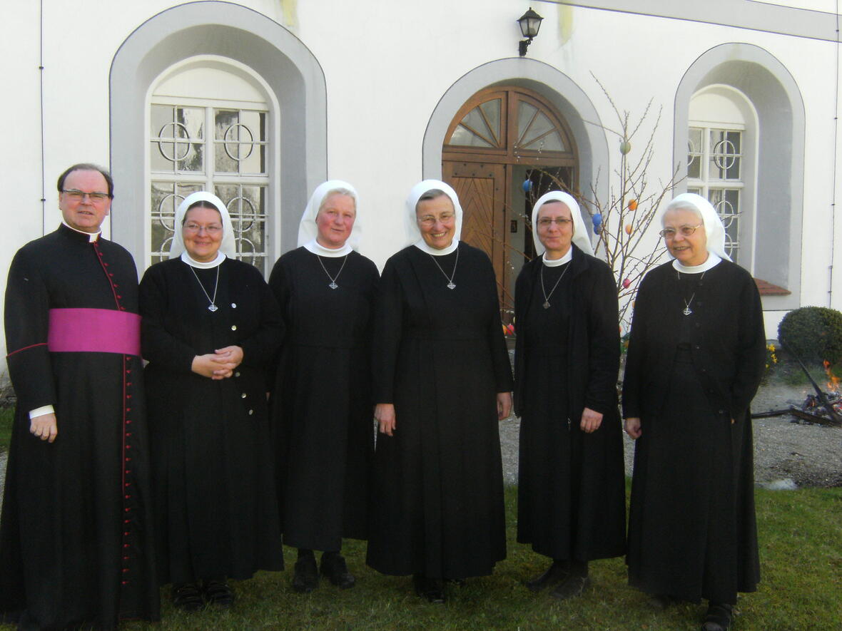 Die neue Generalleitung mit Prälat Bertram Meier (links) (v.l.): Sr. Veronika Häusler, Sr. Dorothee Maier, Generaloberin Sr. Michaela Lechner, Sr. Carissima Fendt und Sr. Beatrix Franger. 
