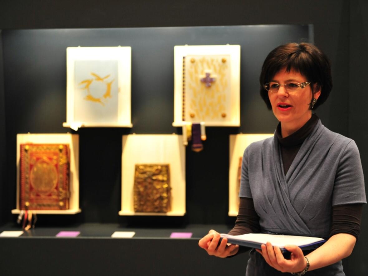 Melanie Thierbach, Leiterin des Diözesanmuseums, präsentiert die Kunstwerke der Ausstellung "Ars Liturgica".