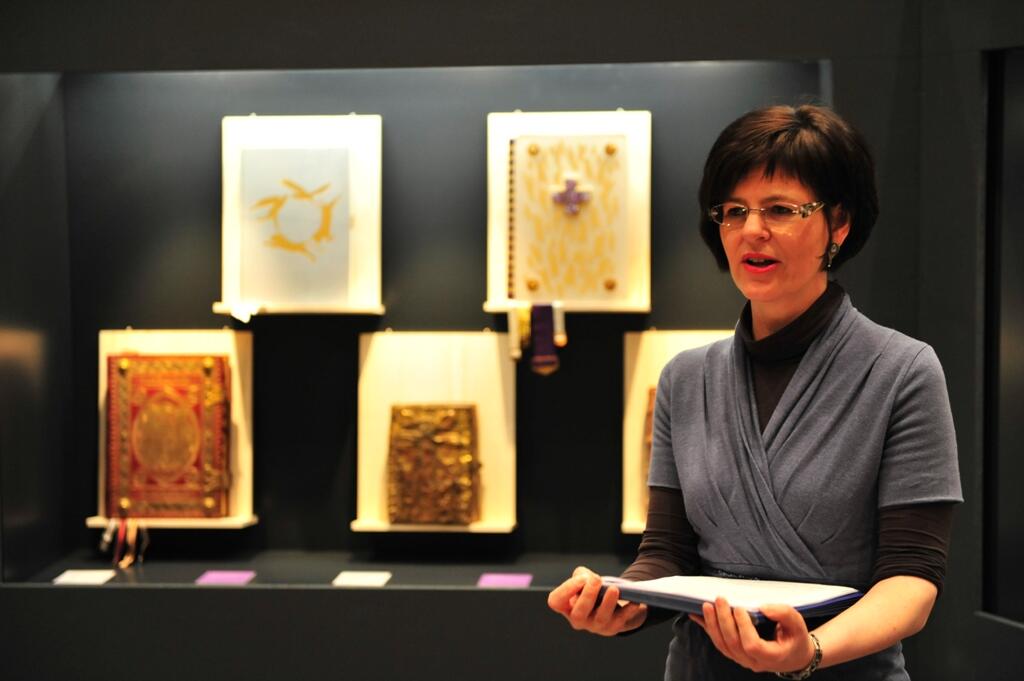 Melanie Thierbach, Leiterin des Diözesanmuseums, präsentiert die Kunstwerke der Ausstellung "Ars Liturgica".