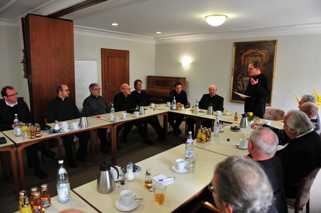 bischof-zdarsa-zum-gespraech-im-dekanat-krumbach714900