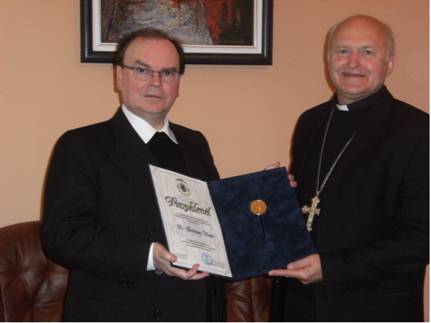 Der serbische Bischof Ladislav Menet (rechts) überreicht Prälat Dr. Bertram Meier die Sankt-Gerhard-Medaille.
