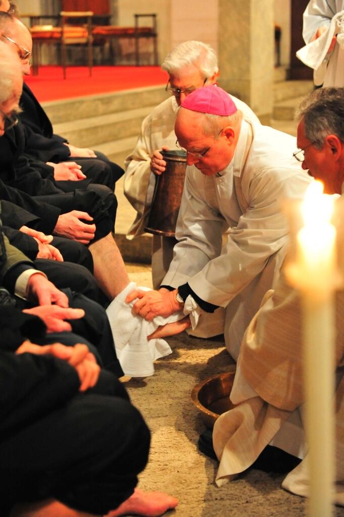 Bischof Zdarsa bei der Fußwaschung am Gründonnerstag