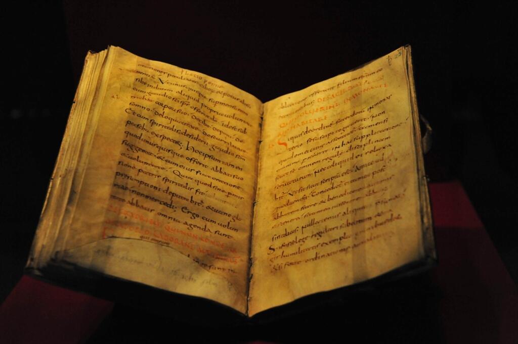 Diese alte Handschrift der Regula Benedicti kann derzeit im Augsburger Diözesanmuseum besichtigt werden. 