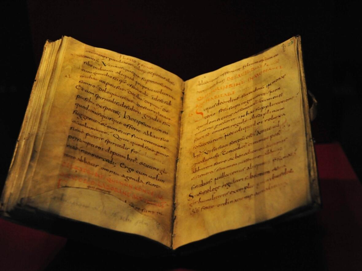 Diese alte Handschrift der Regula Benedicti kann derzeit im Augsburger Diözesanmuseum besichtigt werden. 