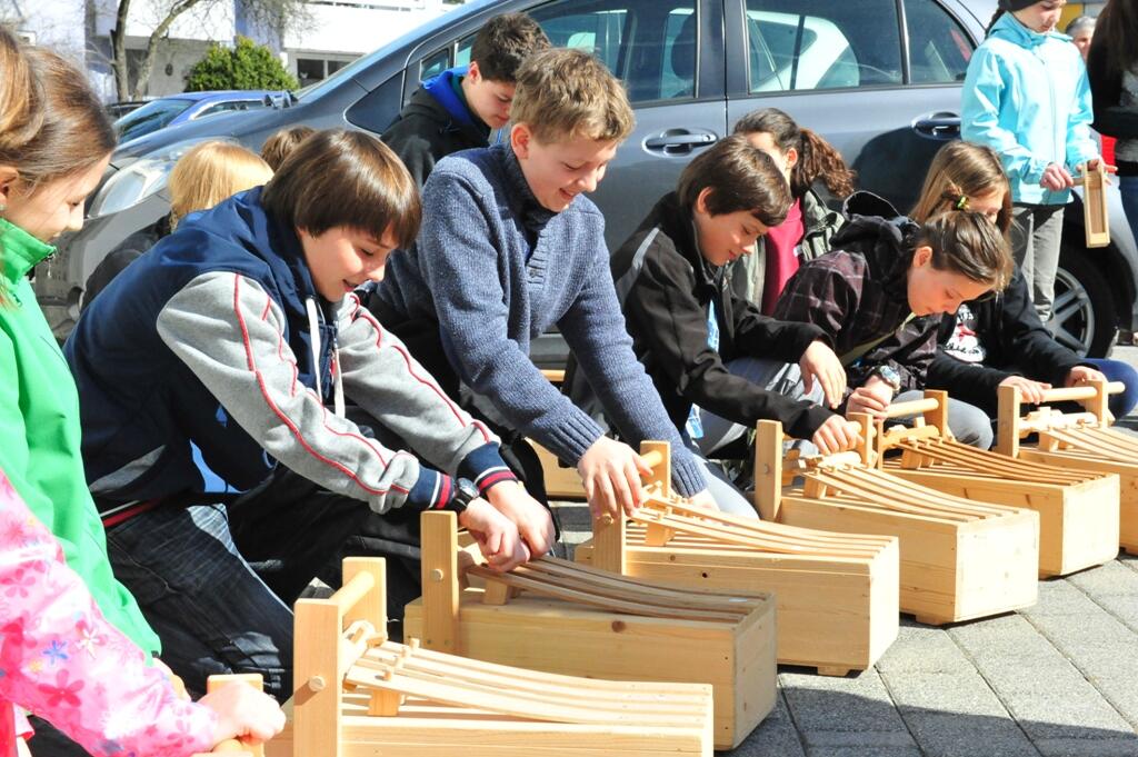Die Ministranten machten kräftig Lärm mit den Rätschen.