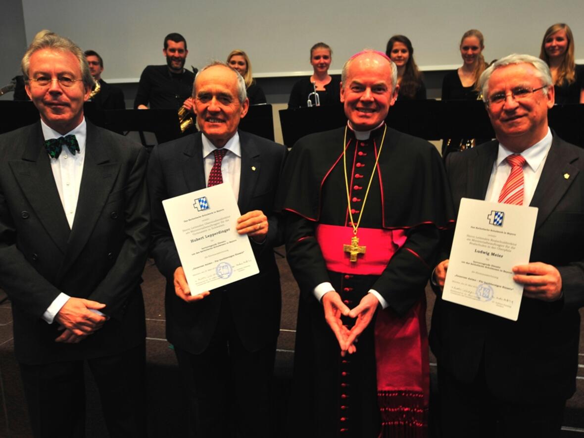 (v.l.): Andreas Hatzung, Direktor Katholisches Schulwerk Bayern, Hubert Lepperdinger, Weihbischof Anton Losinger und Ludwig Meier. 
