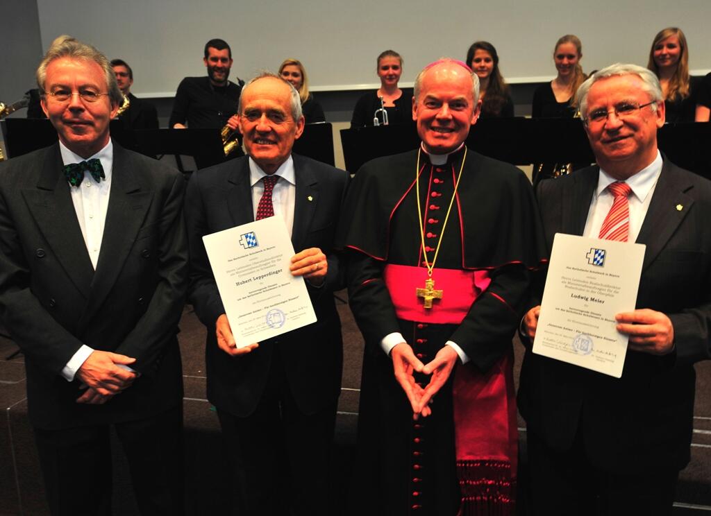 (v.l.): Andreas Hatzung, Direktor Katholisches Schulwerk Bayern, Hubert Lepperdinger, Weihbischof Anton Losinger und Ludwig Meier. 