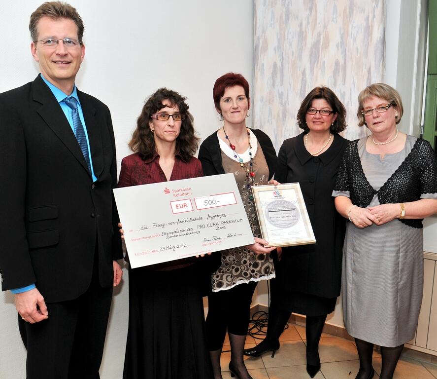 v. l. Staatssekretär Ralf Brauksiepe, Elternbeirätinnen Karin Gamböck und Monika Gronostay, Schulleiterin Birgit Conrady, KED-Bundesvorsitzende Marie-Theres Kastner, Foto: KED
