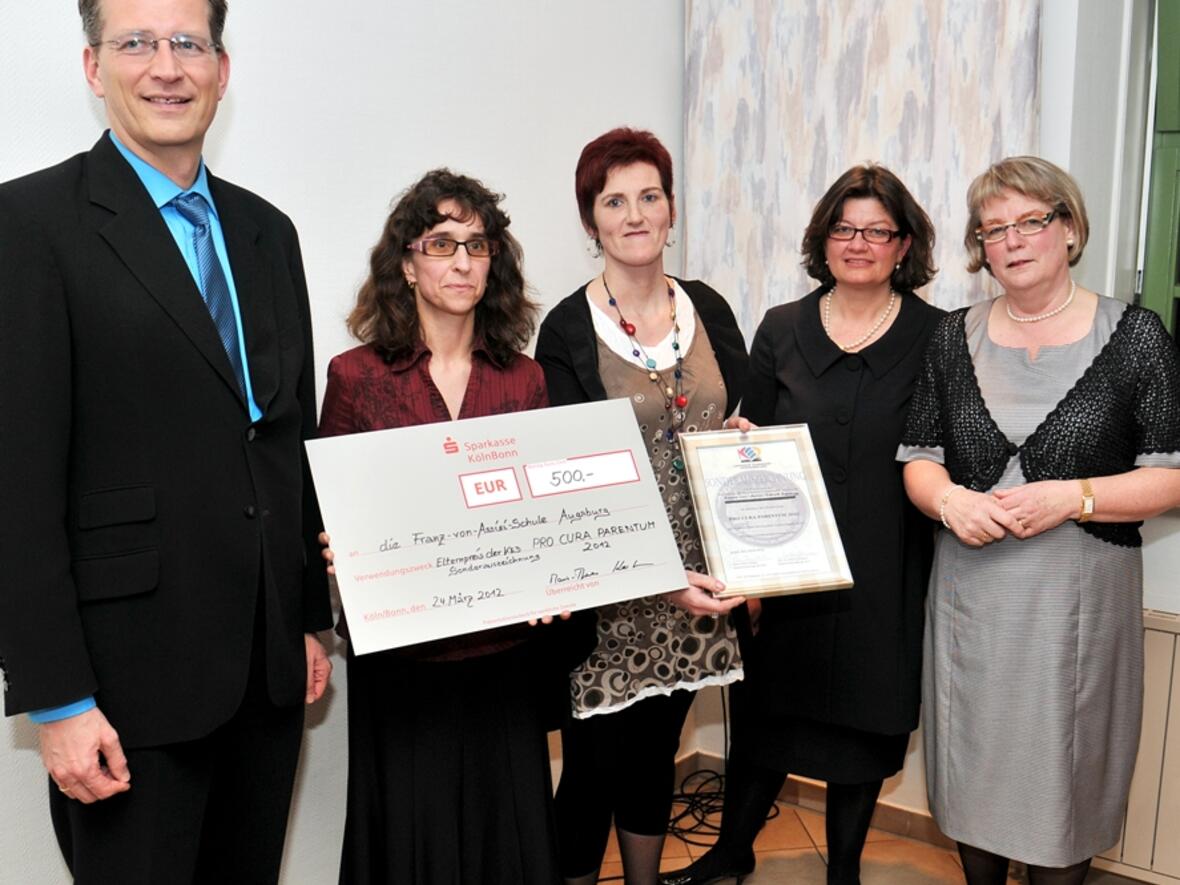 v. l. Staatssekretär Ralf Brauksiepe, Elternbeirätinnen Karin Gamböck und Monika Gronostay, Schulleiterin Birgit Conrady, KED-Bundesvorsitzende Marie-Theres Kastner, Foto: KED