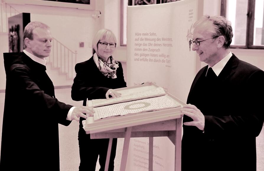 Freuen sich über die gemeinsame Ausstellung: Abt Theodor Hausmann, Künstlerin Ruth Wild und Basilikapfarrer Msgr. Franz Wolf