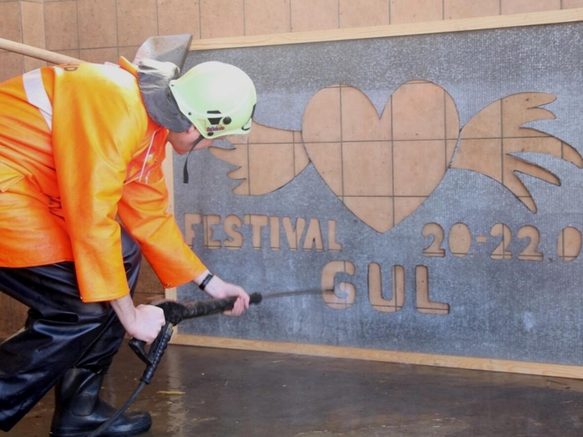 Diözesanjugendpfarrer Florian Wörner gestaltet das Festvial-Logo durch "reverse graffiti". 