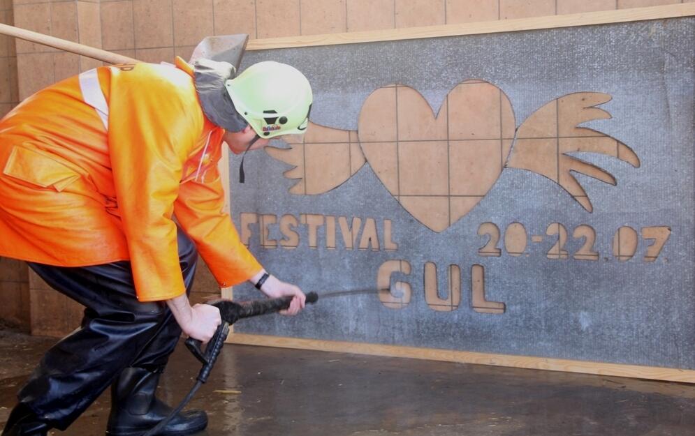 Diözesanjugendpfarrer Florian Wörner gestaltet das Festvial-Logo durch "reverse graffiti".